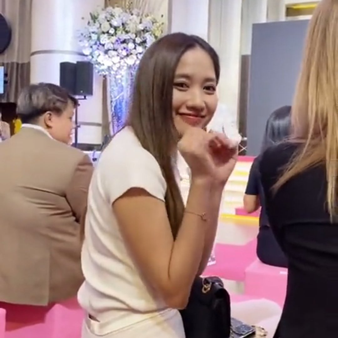 they’re both wearing the bracelet?? SHUT UPSJGKS

LLL Press Premiere
#LongLiveLoveGALAnight #ฟรีนเบค