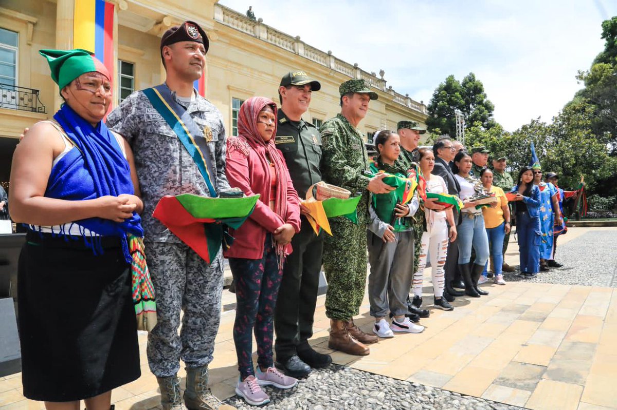 Felicitaciones a quienes con valentía y resiliencia nunca perdieron la fe. Los colombianos agradecemos por devolver al seno de un país a los cuatro niños mediante la operación 'Esperanza'. Es un merecido reconocimiento.