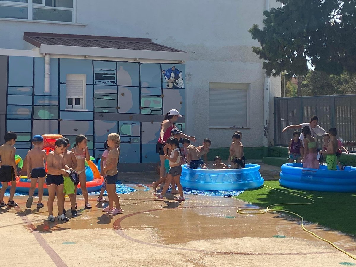 CEIPmanuelarome's tweet photo. Hoy hemos celebrado la Fiesta Fin de Curso con actividades de agua, castillos hinchables… tanto en primaria como en infantil. Hasta hemos tenido un photocall por el que han pasado nuestros alumnos/as y del que se han llevado una foto de recuerdo. Gracias al AMPA por este detalle https://t.co/mYPHwsD9jr