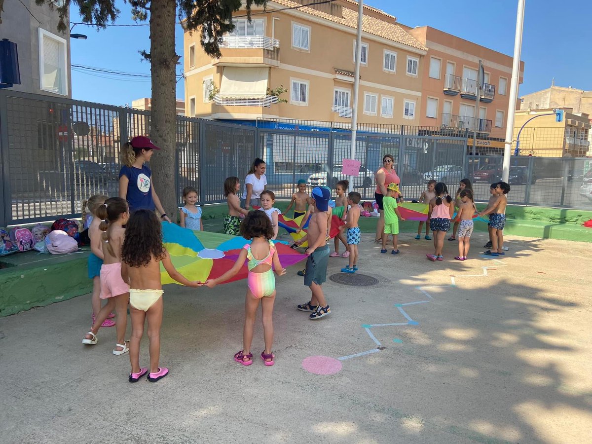 CEIPmanuelarome's tweet photo. Hoy hemos celebrado la Fiesta Fin de Curso con actividades de agua, castillos hinchables… tanto en primaria como en infantil. Hasta hemos tenido un photocall por el que han pasado nuestros alumnos/as y del que se han llevado una foto de recuerdo. Gracias al AMPA por este detalle https://t.co/mYPHwsD9jr