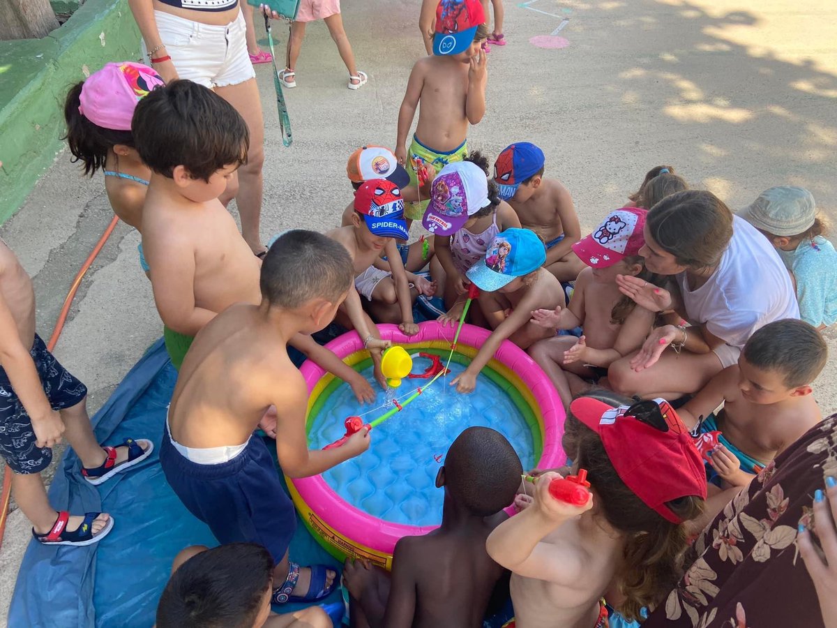 CEIPmanuelarome's tweet photo. Hoy hemos celebrado la Fiesta Fin de Curso con actividades de agua, castillos hinchables… tanto en primaria como en infantil. Hasta hemos tenido un photocall por el que han pasado nuestros alumnos/as y del que se han llevado una foto de recuerdo. Gracias al AMPA por este detalle https://t.co/mYPHwsD9jr