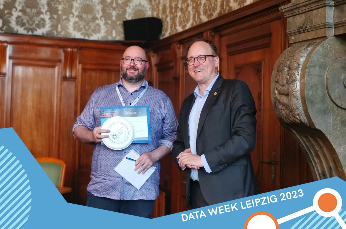 DataWeekLeipzig's tweet photo. 🏆And one of the winners is...Leander Seige @mjkls!
Herzlichen Glückwunsch an alle Gewinner:innen des Hackathon Winner Awards im Ratsplenarsaal. https://t.co/5Szqok98jw