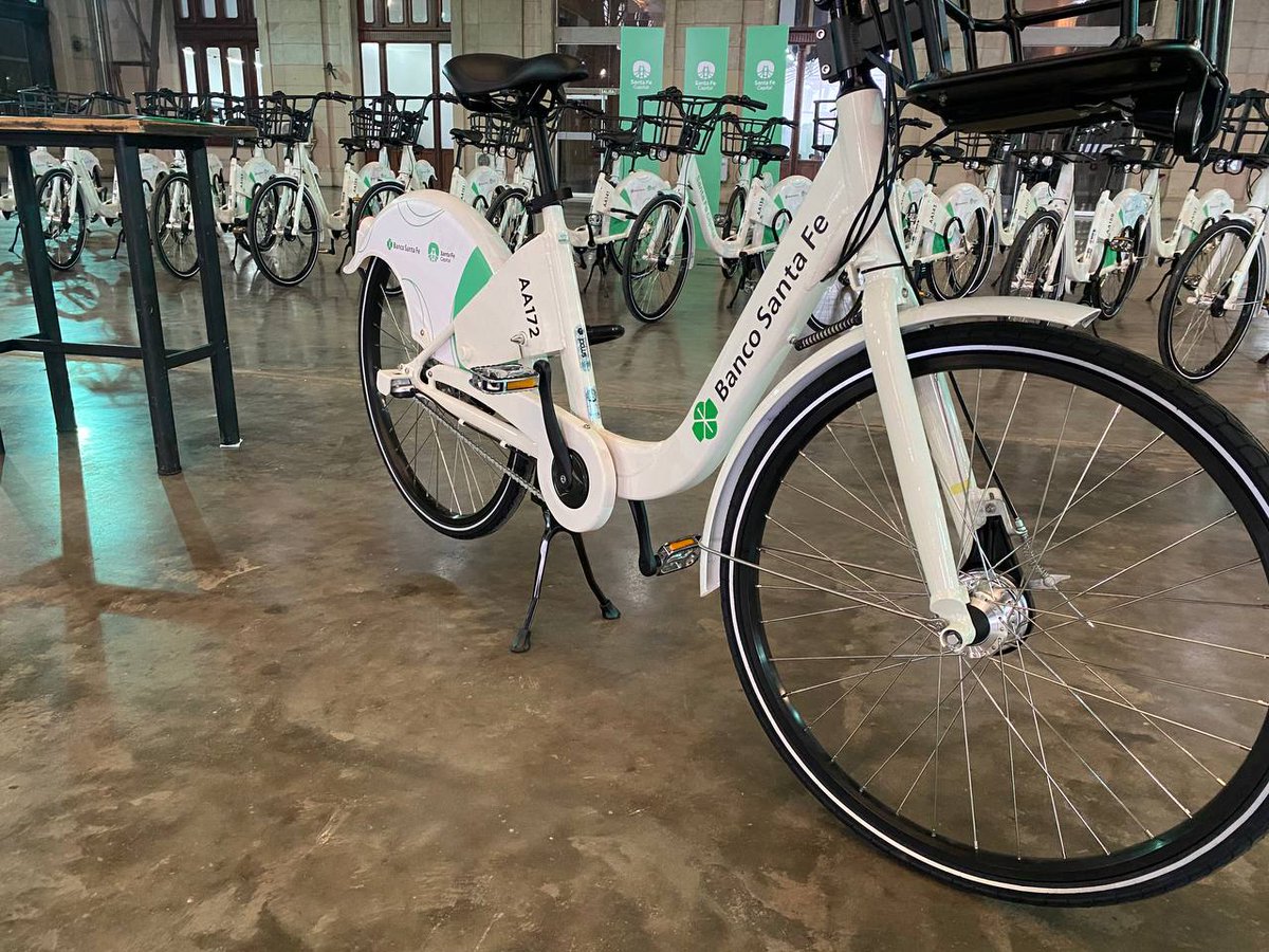 Convenio con <a href="/Banco_SantaFe/">Banco Santa Fe</a>. Incorporamos 50 bicis ➕ 5 donadas por Prevención ART con lo que suman 55 bicicletas. Y se incorporarán 10 nuevas biciestaciones.
Las estaciones principales estarán localizadas en la Ciudad Universitaria, UNL, UTN Santa Fe y UCSF.
#MásParaSantaFe