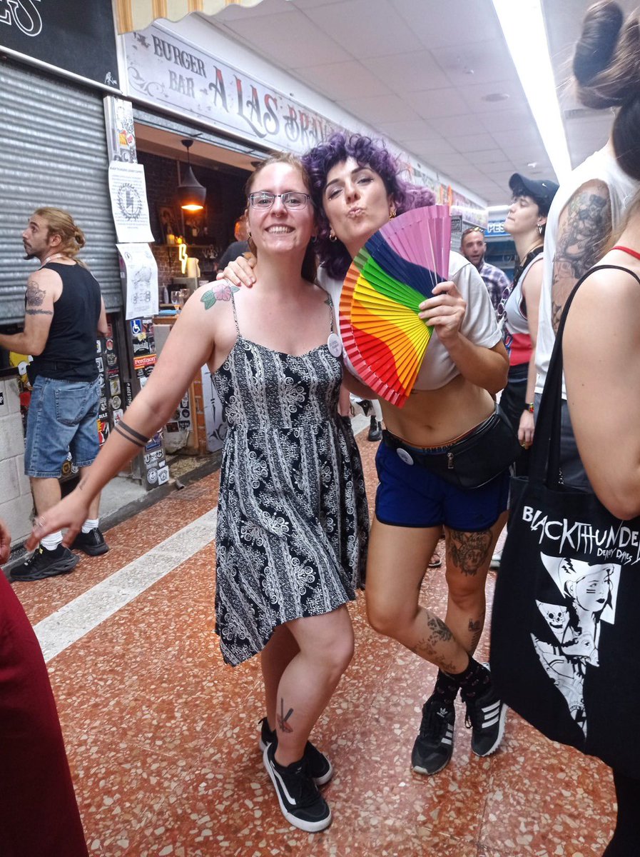 El fin de semana pasado celebramos nuestra fiesta de fin de temporada en A las Bravas, en el mercado de Numancia. Música, mucho amor y muchas ganas de derby para despedirnos hasta septiembre. Gracias, <a href="/thunderbitch_es/">Thunder Bitch</a> por animar la fiesta con cinco botellas 💖⚡️