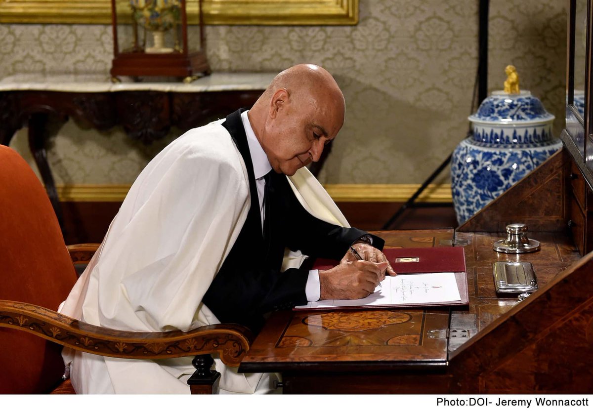 Ambassador Abdelkrim Touahria presented today to President #George_Vella @presidentmt his credentials as Ambassador of #Algeria to #Malta pledging to work to strengthen the ties of friendship and cooperation between the two countries