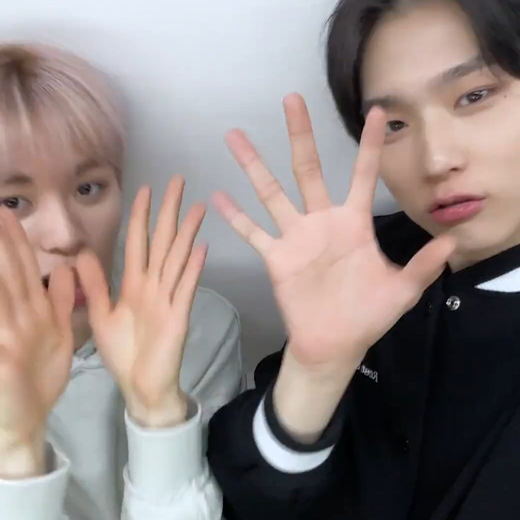 민우 본인 체격에 비해 손이 큰데도 11센치 키차이의 벽은 크고도 방대했다