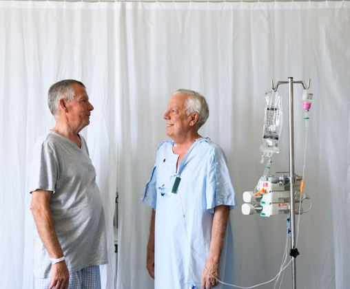 Unispital_USZ's tweet photo. Zum ersten Mal am USZ entnahmen Chirurgen einem Lebendspender eine Niere mit robotischer Unterstützung. Spender und Empfänger der Niere – zwei Brüder – waren schon kurz nach ihrer Operation wieder fit: https://t.co/Avju0ZEh0r
#nierenspende #lebendspende https://t.co/4sGyFG3K4p