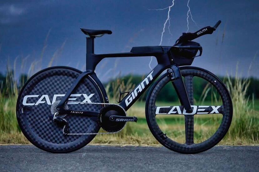 With an Aero 4-Spoke front and Aero Disc rear combination wrapped in Aero 25s, @BSWeiss_Tri had his Giant Bicycles Trinity looking electric prior to the @challengeroth! Full bike check on @slowtwitch → fal.cn/3zpWh #GiantTrinity #BuiltWithCADEX #overachieve