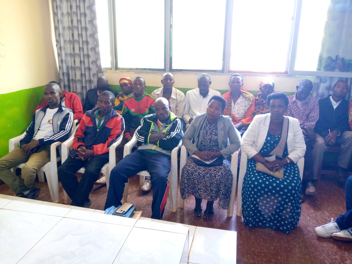CommuneGASHIKA2's tweet photo. Kuri uyu wa 27.6.2023, Musitanteri wa @CommuneGASHIKA2 @NgoziProvince @NIYIBIZITheophi  yatunganije inama y indongozi zitandukanye zigize iyo komine muntumbero yokurabira hamwe ivyaranguwe  mu mwaka wa 2022_2023 nibigiye kurangurwa  n ukwitegurira itariki 1.7.023
@NgoziProvince https://t.co/Y4ZJ4DWuKa
