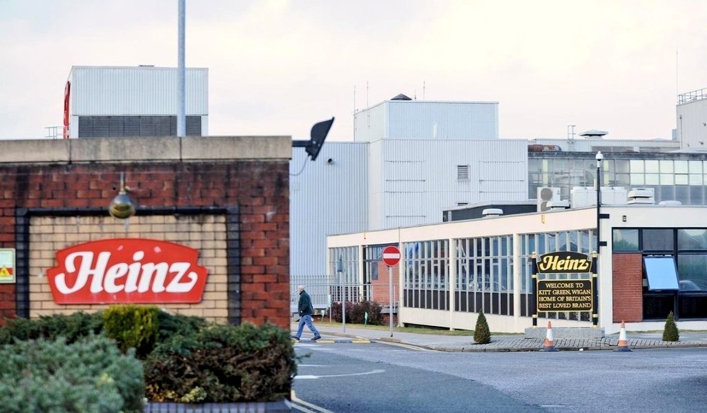 WiganNews1's tweet photo. NEWS: Residents nearby the Heinz factory in Kitt Green who have been complaining about the constant smell of tomato soup have been told they shouldn't have bought a house there, in Heinz sight. https://t.co/aIfKOu2QbP