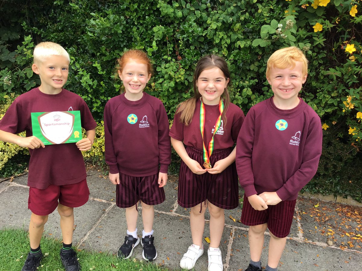 Well done to these superstars for challenging themselves and showing sportsmanship in our golf session this afternoon. 👏 <a href="/sports_hedgehog/">Happy Hedgehog Sports</a>  #rudstonhealthweek #rudstonpe