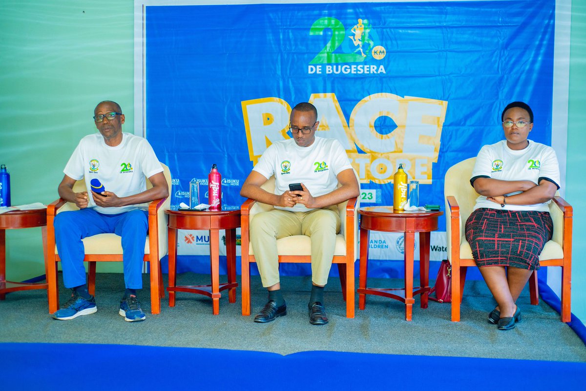 harerimana_tito's tweet photo. Ubuyobozi bw’Akarere ka @BugeseraDistr n’abafatanyabikorwa mu gutegura irushanwa ngarukamwaka @20km_debugesera #06thEdition bagiranye ikiganiro n’itangazamakuru kigamije gutegura iryo rushanwa.
Irushanwa rizabera @NyamataBugesera tariki 02/07/2023.

#RaceToRestore
#20KMdeBugesera https://t.co/g37xvYukUF