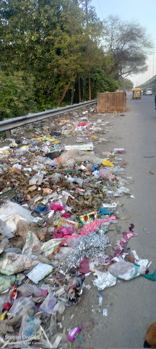 771shivam's tweet photo. @nagarnigamknp @UPGovt @myogioffice @NHAI_Official  मान्यवर क्या यह स्थान कूड़ा मृत जानवरो को फेकने का स्थान घोषित हो गया है ? @JagranNews के माध्यम से भी अखब��र में प्रकाशित होने के बावजूद राष्ट्रीय राजमार्ग की यह दशा क्यों बना कर रखी गई है यातायात के साथ साथ जन जीवन प्रभावित है। https://t.co/cRZhb0tDF8