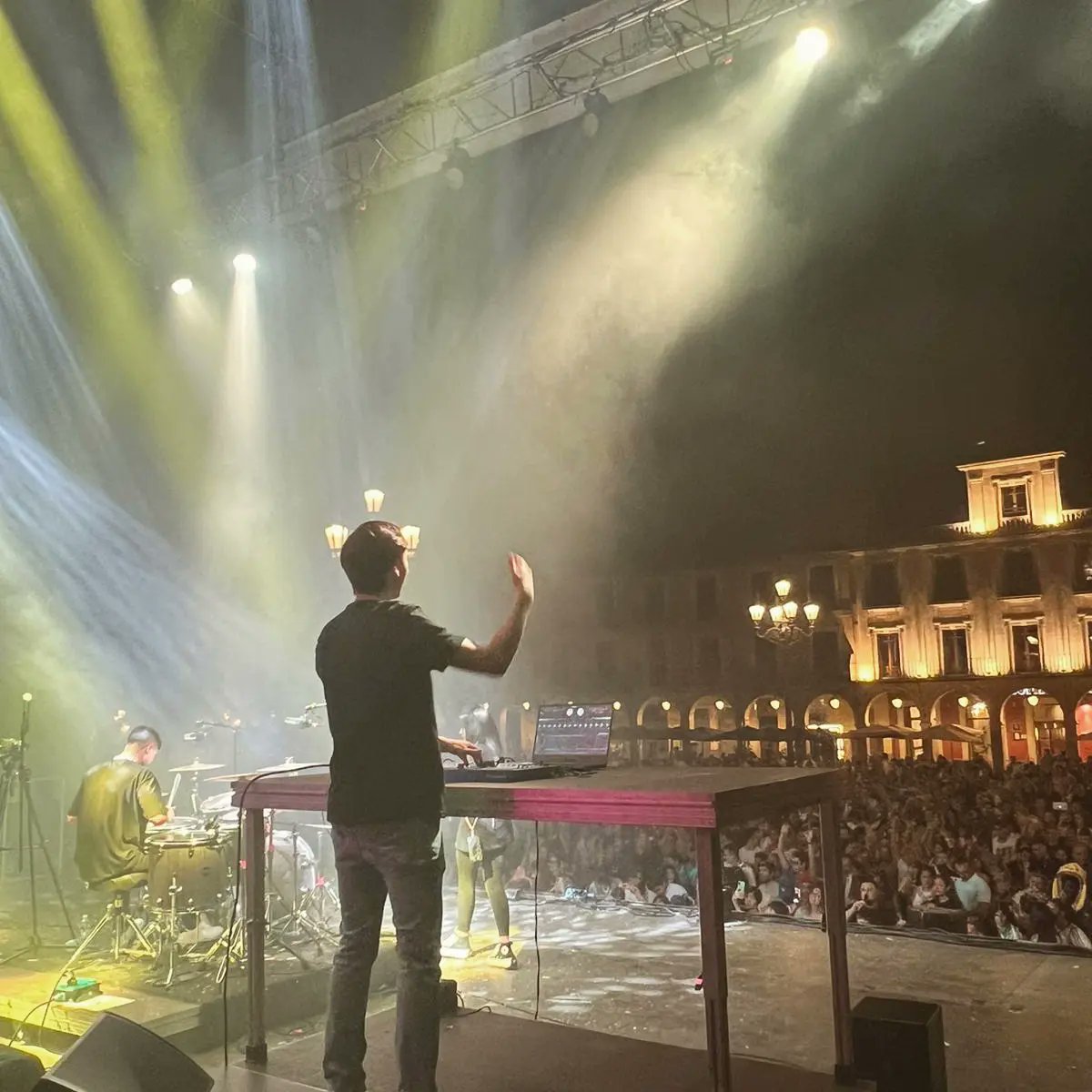 MiguelPuentesDJ's tweet photo. Lo de la DrumShow en la Plaza Mayor de León fue espectacularmente especial  🎧🎶🦁 https://t.co/kRWuM6t92v