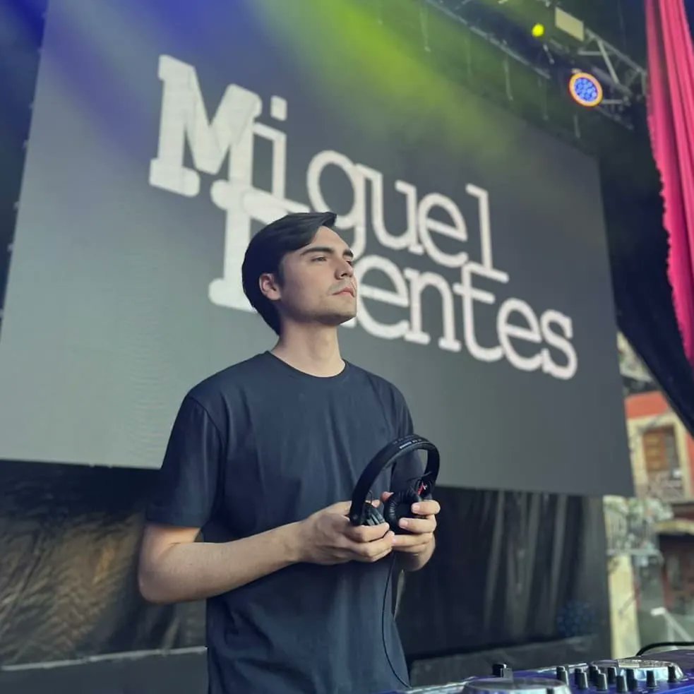 MiguelPuentesDJ's tweet photo. Lo de la DrumShow en la Plaza Mayor de León fue espectacularmente especial  🎧🎶🦁 https://t.co/kRWuM6t92v