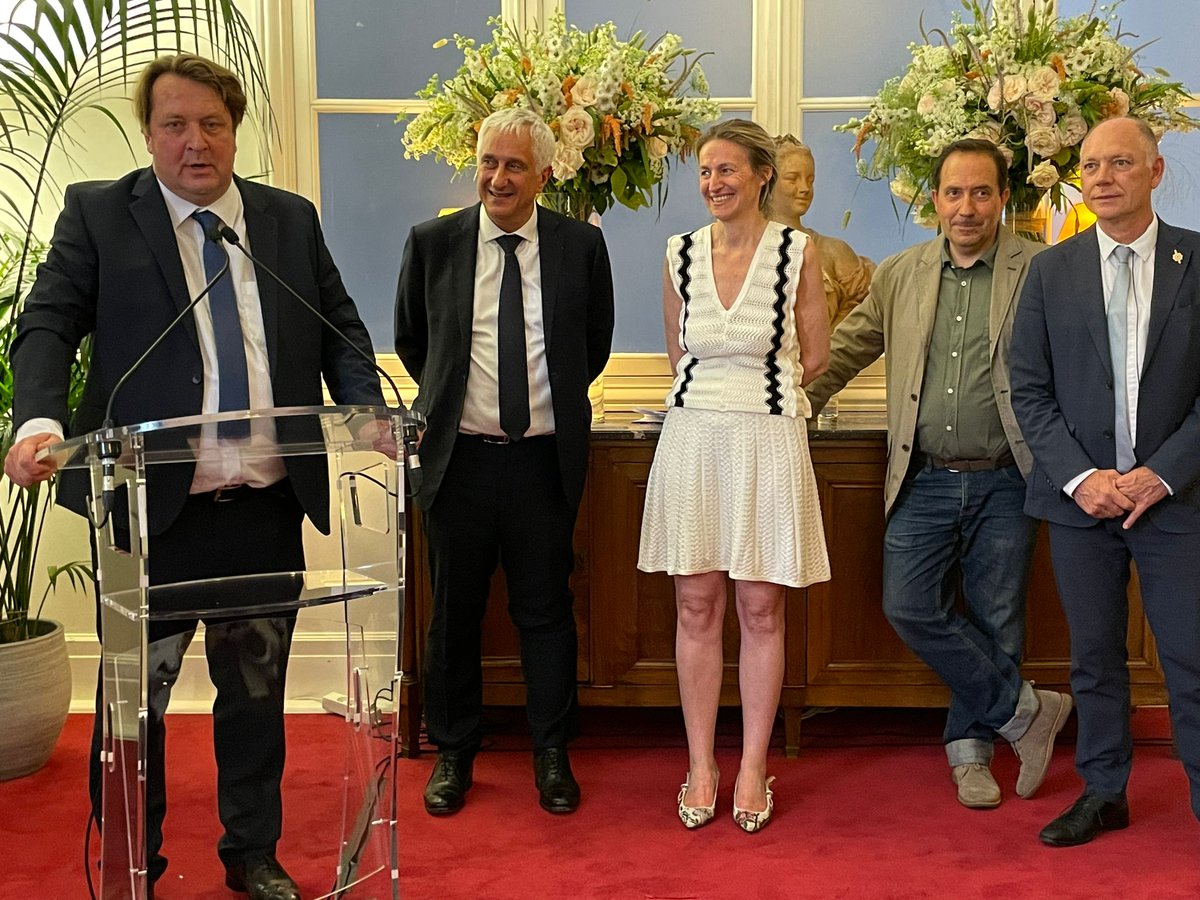 UnionFleuristes's tweet photo. 💐 L'Union Nationale des Fleuristes lance son #PlanTraçabilité !
Le 22 juin, Pascal Mutel, Roland de Boissieu et @slayani, Président du @marchederungis, ont présenté à la députée @AstridPanosyan-Bouvet le prochain kit #traçabilité de la #fleurcoupée ⤵️ https://t.co/mjvdsasOU4