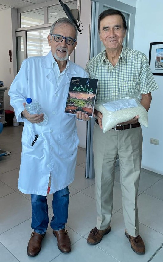 nitkmariano's tweet photo. 20230627. Dr. Germán Vargas, studious, schoolmate and friend, carrying The Azolla Story with "A man on a mission" gave his approval to biogenic rice and structured NitrWater.
Germán Vargas, estudioso, compañero de colegio y amigo, confirmó arroz biogénico y NitrAgua estructurada. https://t.co/n53Do0wNeV