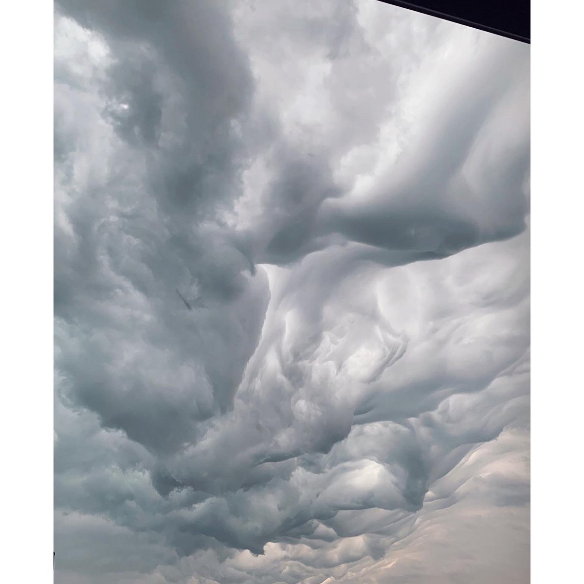 JJArmstrong405's tweet photo. Clouds before the Storm ☔️ #okwx #Oklahoma #oklahomaweather #rain #storms #stormskies #okc #clouds #stormseason https://t.co/I5jLsUCsvn