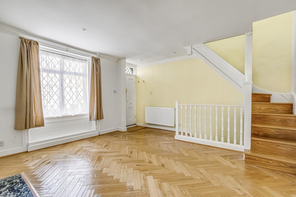 NVPproperty's tweet image. New instruction: charming one bedroom cottage set behind a pretty front garden in Knightsbridge Village. Available to buy through NVP rb.gy/xov2q