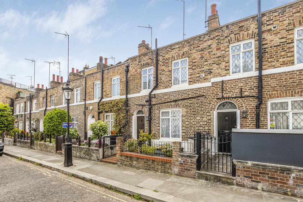 NVPproperty's tweet image. New instruction: charming one bedroom cottage set behind a pretty front garden in Knightsbridge Village. Available to buy through NVP rb.gy/xov2q