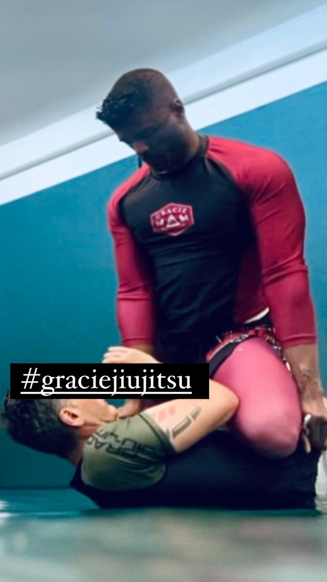 DEFEND. CONTROL. ESCAPE. SUBMIT. #graciejiujitsu ✊🏾 <a href="/RyronGracie/">Ryron Gracie</a> <a href="/JeremyRenner/">Jeremy Renner</a>
