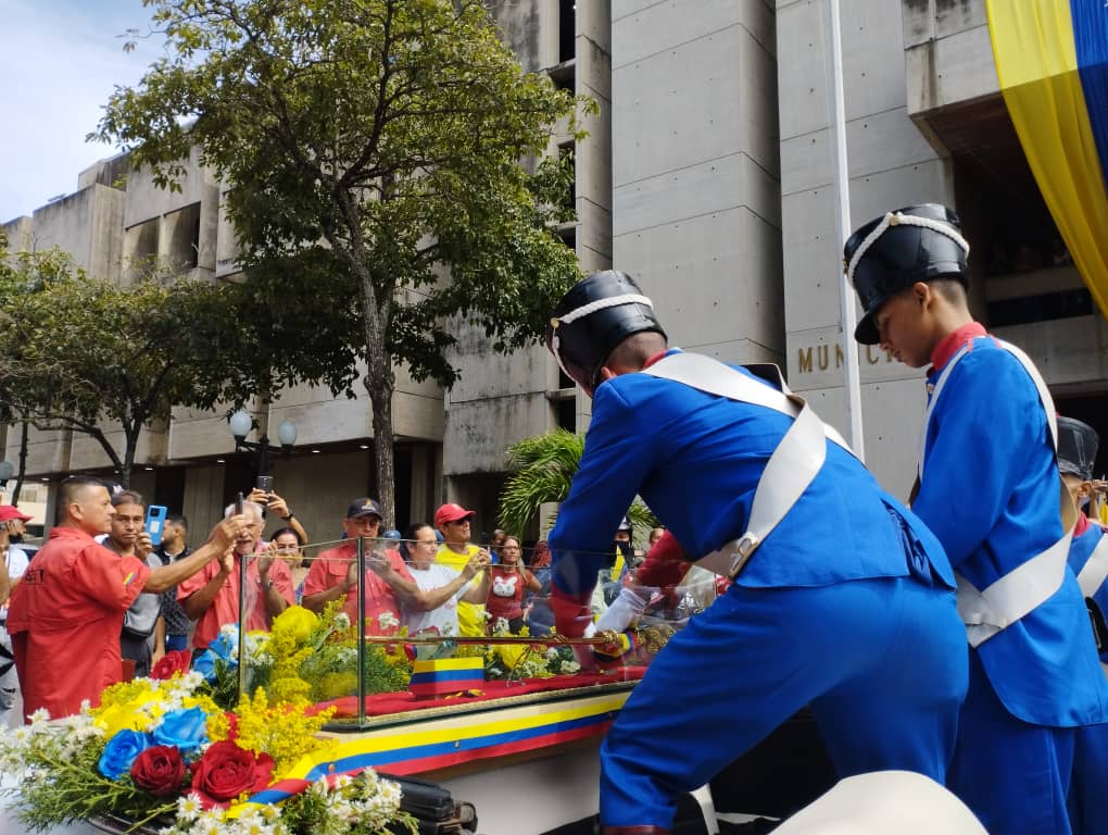 #27Jun 📰#Noticia SEMAT | #AHORA 💛💙❤️Desde la alcaldía de #Iribarren una multitud patriótica acompaña el recorrido de la réplica de la espada del libertador de América, Simón Bolívar #IntegraciónTecnológica @LuisJonasReyes