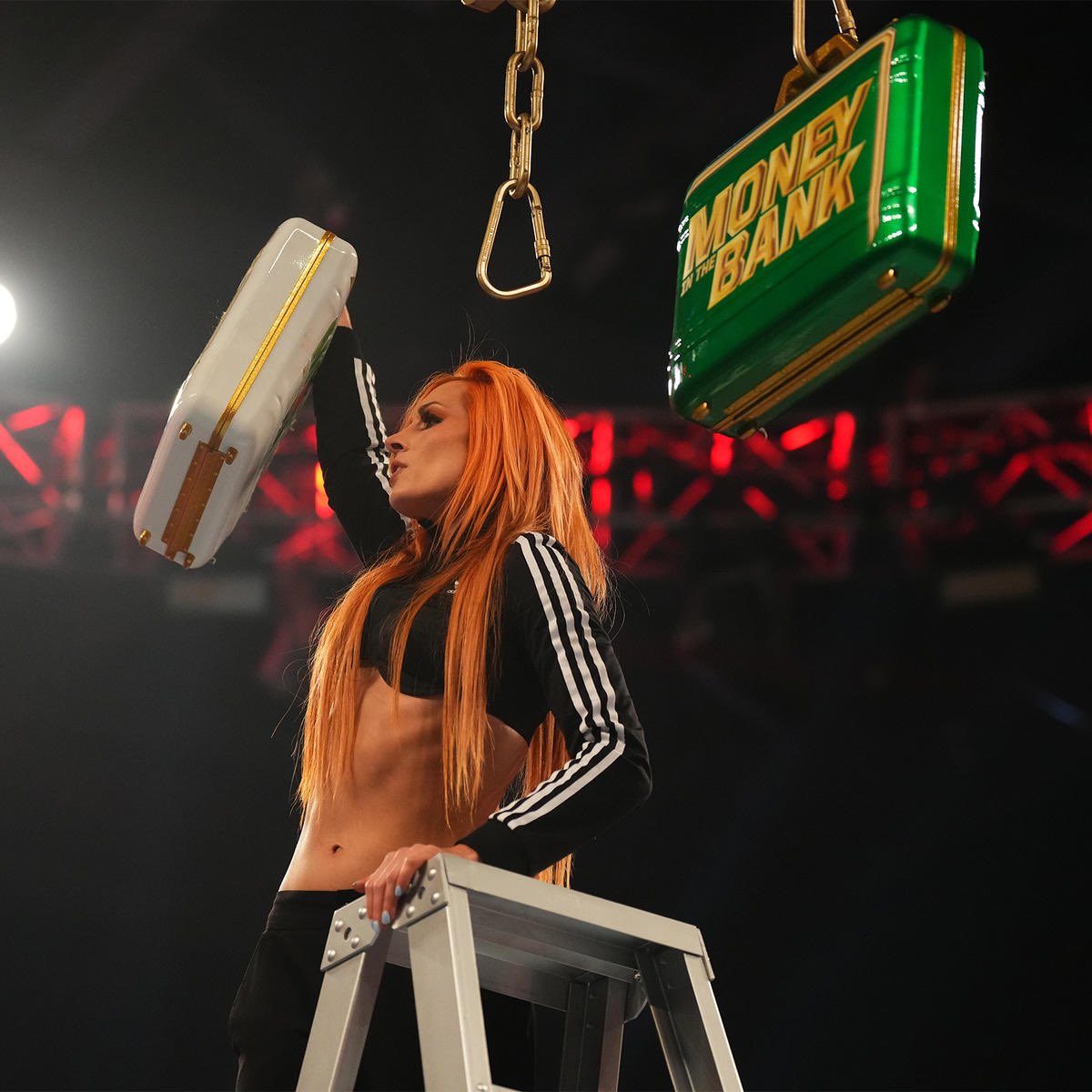 beckystellaride's tweet photo. first off, MOTHERRRR! second, #ManInTheBank !!! everything is right there, the home crowd, the past failed attempts, all crowds are fully behind her, her confidence… i think it’s the perfect time which means wwe probably will not capitalize on it but hey we could only hope. https://t.co/RbQLVkCRZ6