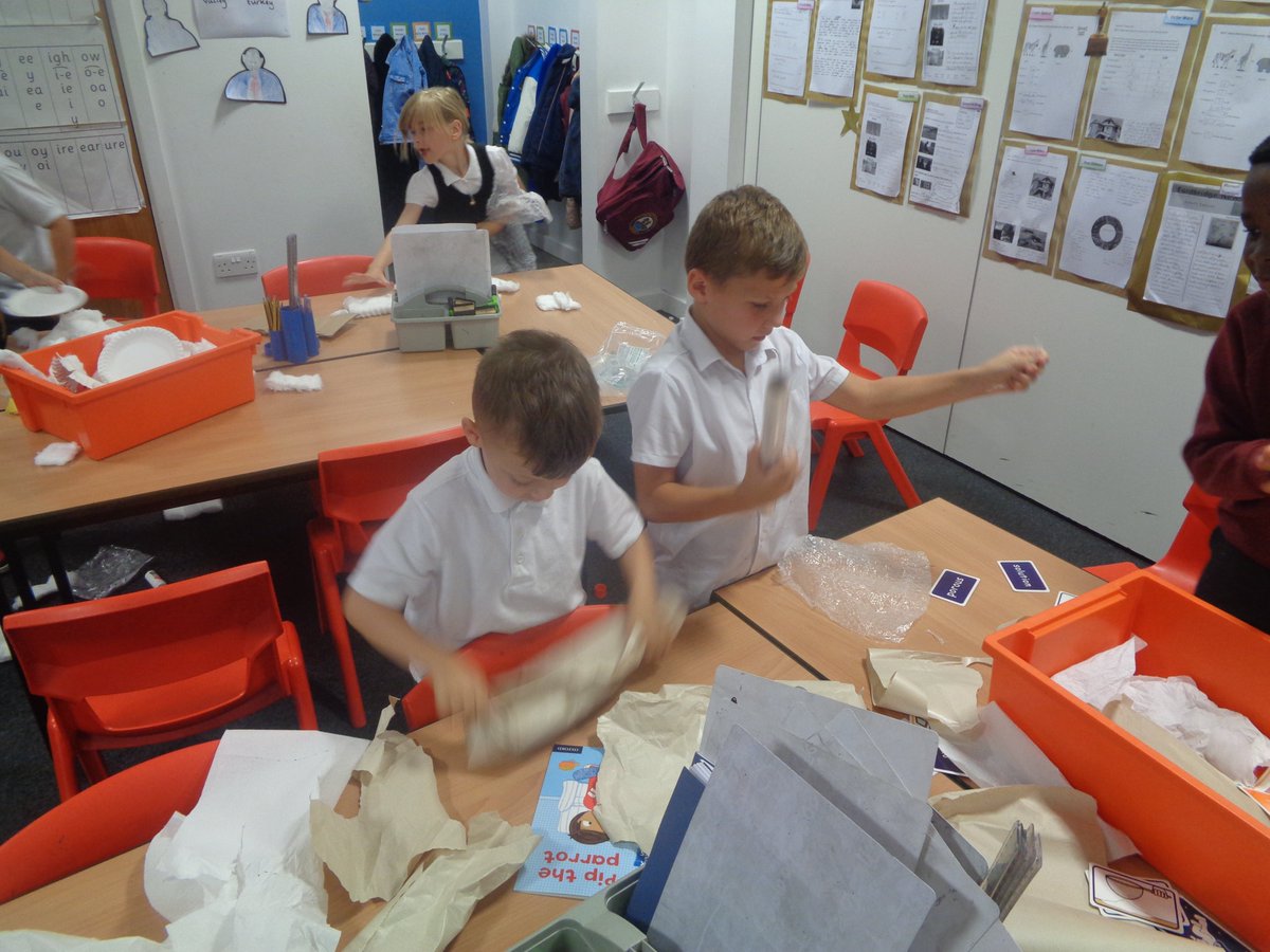 fordbridge2013's tweet photo. Year 2 have had a great afternoon in science, using material properties to guess the objects in a feely bag, then we tested materials by bending, squashing, twisting and stretching 🧪 #EngagingScience https://t.co/rakPBiKGUo