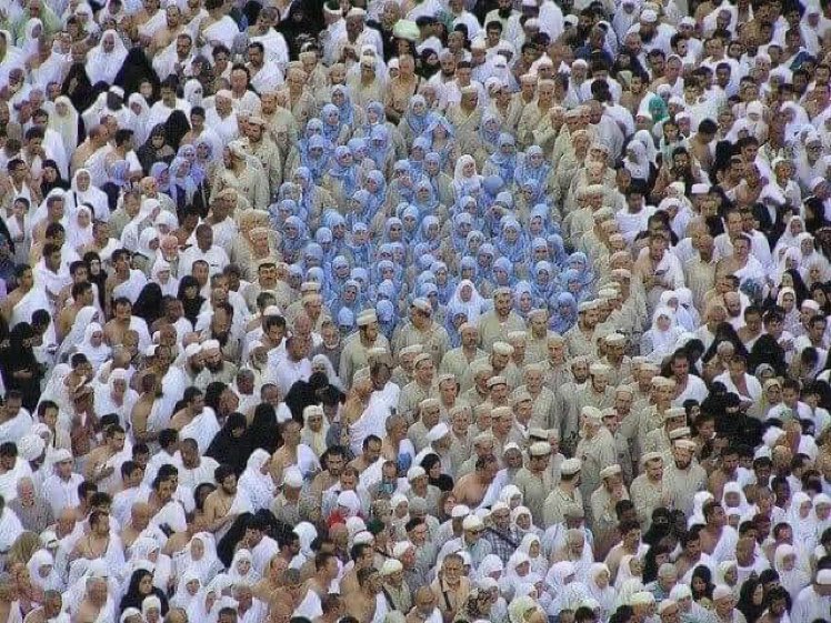 Amalsyed1's tweet photo. What a beautiful sight! Turkish men protecting their women from the crowd. Alhumdulilah! 
#حج_1444 #SaudiArabia https://t.co/jqKSZW8qLF