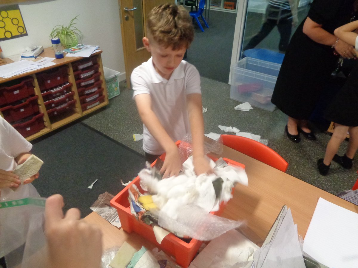 fordbridge2013's tweet photo. Year 2 have had a great afternoon in science, using material properties to guess the objects in a feely bag, then we tested materials by bending, squashing, twisting and stretching 🧪 #EngagingScience https://t.co/rakPBiKGUo
