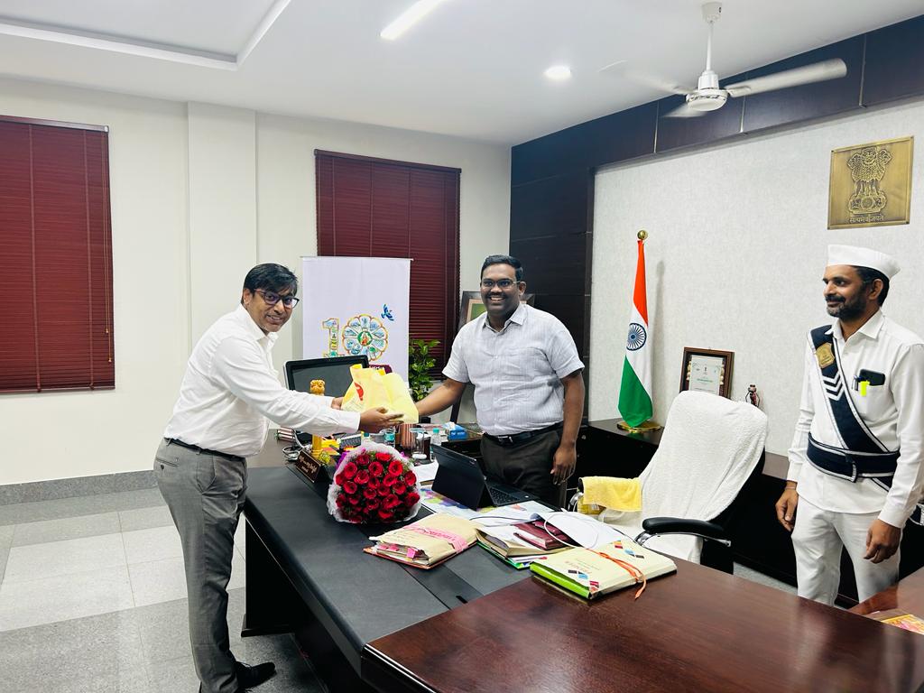 drchinnababu's tweet photo. I am delighted to share that today, my team had the esteemed opportunity to meet with Mr. Rajiv Gandhi Hanmanthu Garu, the District Collector.
#DistrictCollector #TeamWork #CovidICU #HospitalLaunch #IndurCancerHospital #drchinnababu #oncologist #roboticsurgeon #DrPradyumnaReddy https://t.co/Fodz8NFfAA
