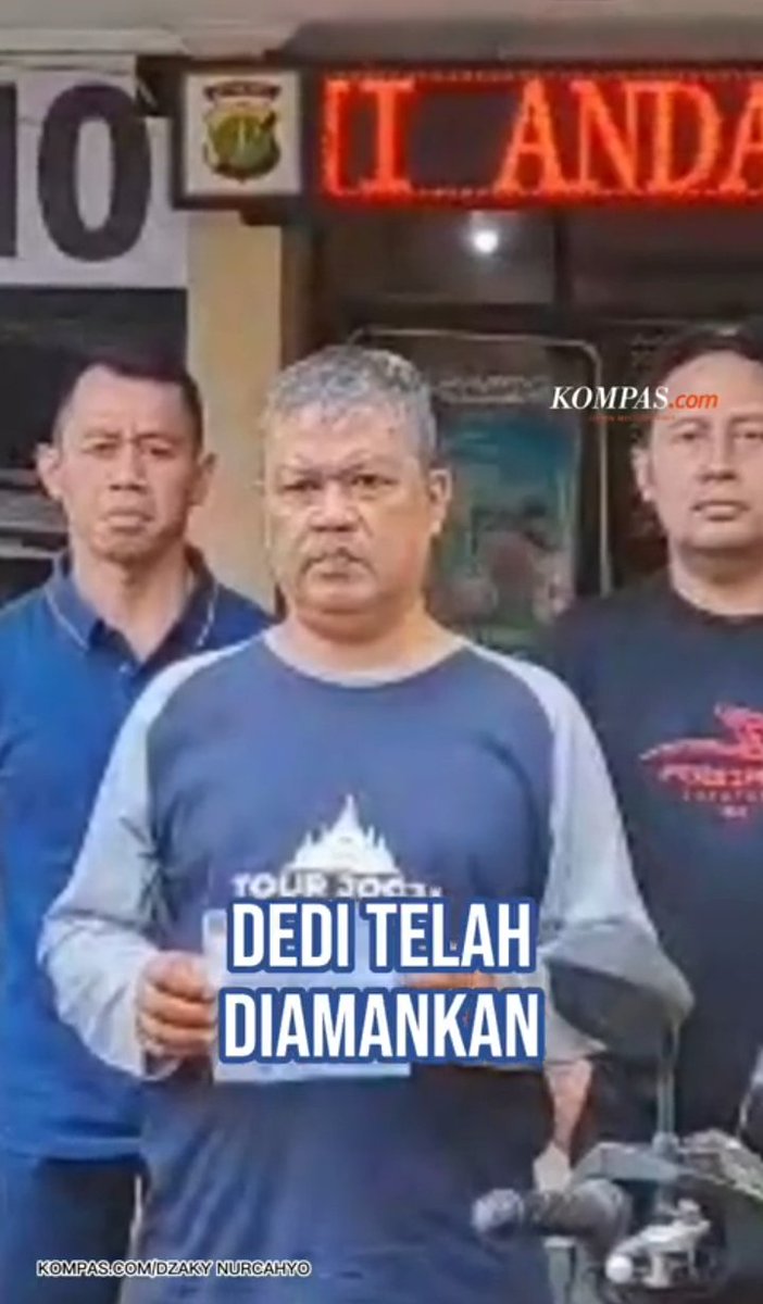PaltiHutabarat's tweet photo. Dedi polisi gadungan yang merokok saat membawa motor akhirnya ditangkap..

Makanya jangan sok keras dan ngaku2 polisi, kan jadi malu-maluin loe.. https://t.co/tRFGFp0UG4