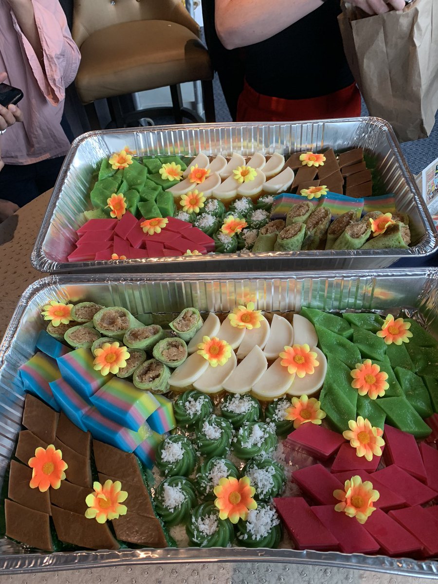 IngLee17's tweet image. Malaysian nonya kuih as farewell making me tear up #mumpredict thank you @meghasingh_16 &amp;amp; team!