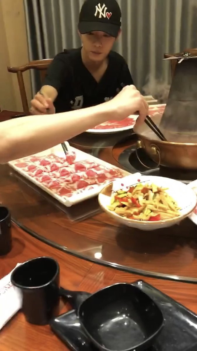 ด่วน พบสาววายมีอาการเคลิ้ม ตาลอย เผลอหัวเราะไม่รู้ตัว คาดโมเม้นคู่ชิปทำให้เกิดอาการสมองไหล สาธารณสุขเตือน กินหม้อไฟเผ็ดอาจจะลิ้นชา แต่ถ้ามีโมเม้นมาต้องชงไว้ก่อน สำนักข่าวอะฮิอะฮิก็มันฟินหนิรายงาน