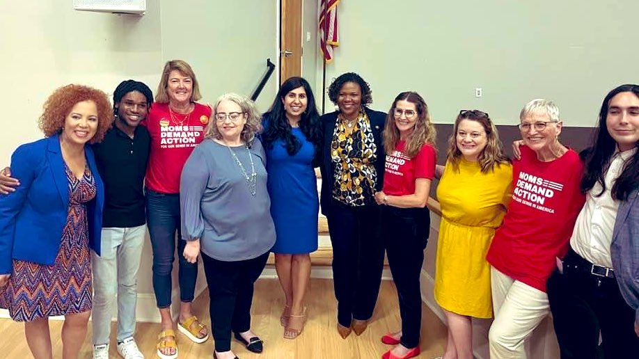 Proud of our volunteers for representing @MomsDemand at the town hall hosted by Orlando area #GunSense reps @AnnaForFlorida, @RitaForFlorida, @JohannaForFL, @LaVonPatrice. Thank you!! 🌈#EndGunViolence #KeepGoing #MomsAreEverywhere #FlaPol