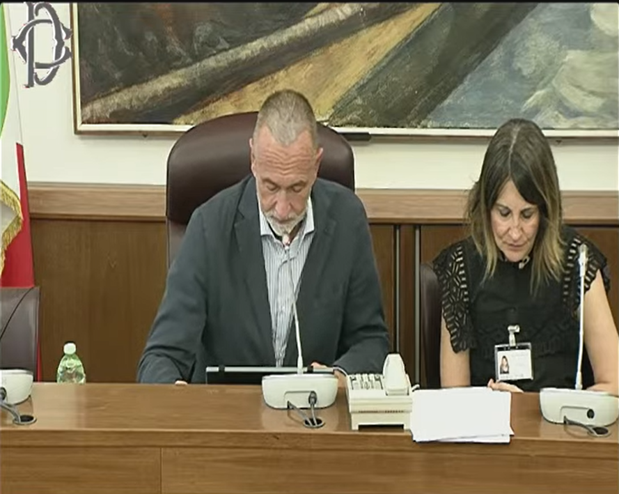 Montecitorio's tweet photo. Lotta contro il cancro: in Commissione #AffariSociali, audizioni rappresentanti @AIRC_it, Forum delle società scientifiche dei clinici ospedalieri e universitari #FOSSC, Associazione #AllCanItalia, Fondazione ReS-Ricerca e Salute, @Fondaz_Veronesi. https://t.co/fuJnjmRG3z