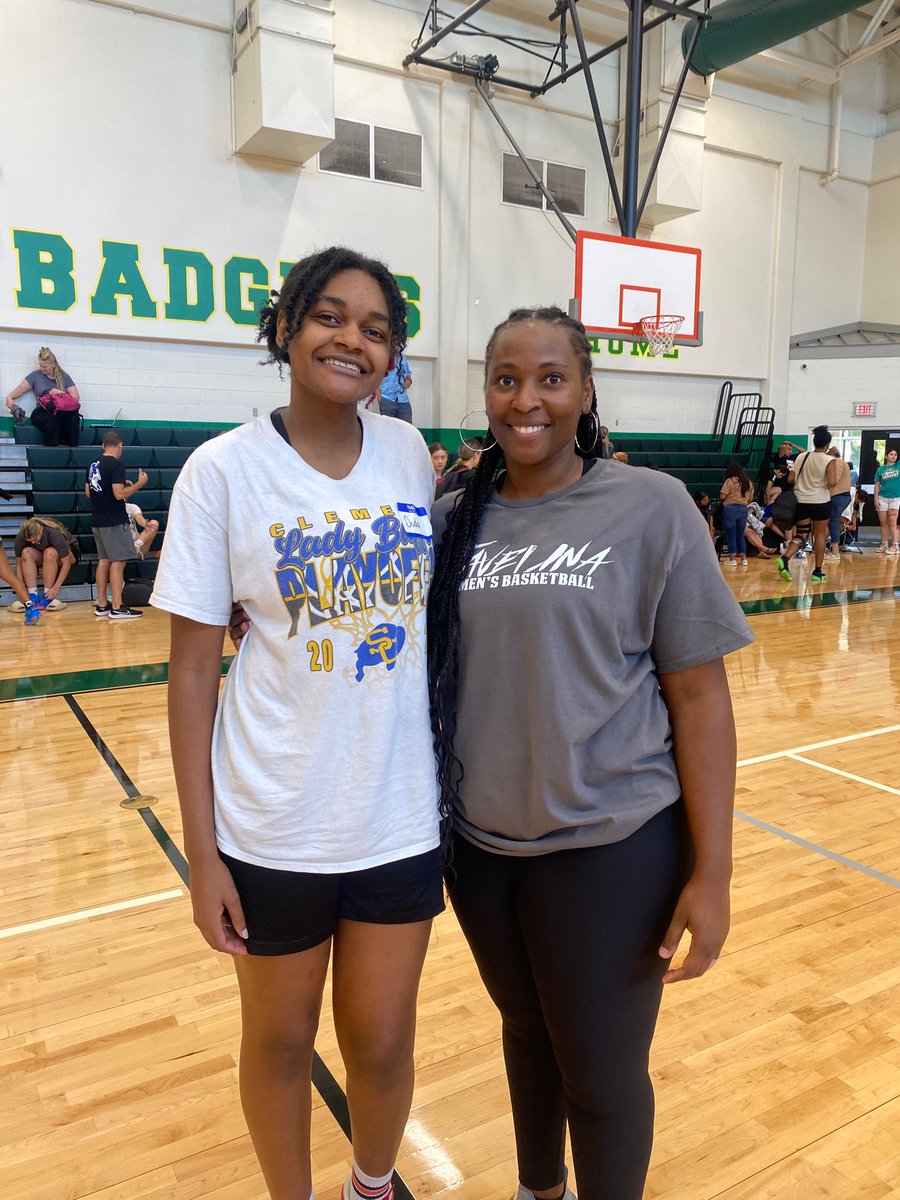 DudaIgiehon's tweet photo. Texas A&amp;M Kingsville Camp Day 1…
Positive energy, great teaching, awesome coaches, thrilling experience 😎. 
Day 2 READY💪🏾🏀🔥!!!
@Javelina_WBB @JavelinaNation 
 @SALadyHoops https://t.co/JG2wJWSzSk