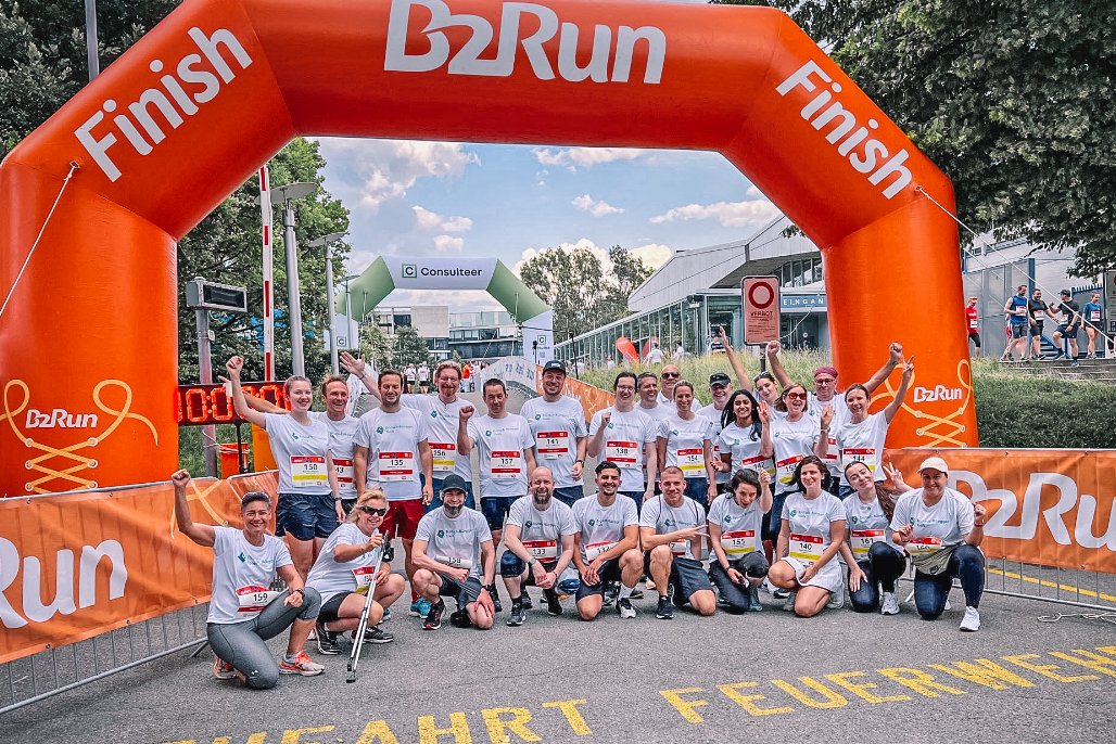 𝗘𝗶𝗻 𝘂𝗻𝘃𝗲𝗿𝗴𝗲𝘀𝘀𝗹𝗶𝗰𝗵𝗲𝘀 𝗧𝗲𝗮𝗺𝗲𝗿𝗹𝗲𝗯𝗻𝗶𝘀!

Beim <a href="/b2run/">واحد وعشرين</a> in #Zürich haben wir mit stolzen 30 Läufer:innen knapp den Podestplatz verpasst, aber unseren eigenen Rekord gebrochen. Starker Zusammenhalt und strahlende Gesichter - hier ist unser Siegerfoto! 🏆💪