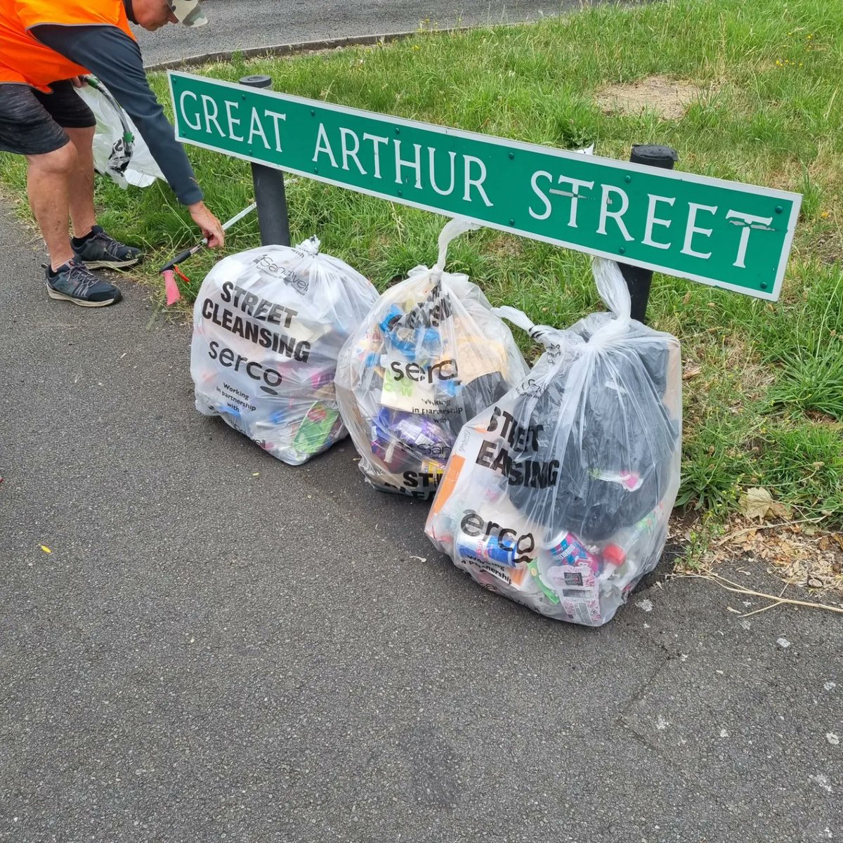 Litterwatch1's tweet photo. #SandwellCoronationClean with Councillor Choudhury.

We #litterpicked along Brasshouse Lane up to Lewisham Park.

Lots of interaction with residents, and we removed 15 bags of litter 

#communityspirited #litterpicking
 #volunteersareimportant
@SercoESUK @sandwellcouncil https://t.co/LMZ4DKQHUo