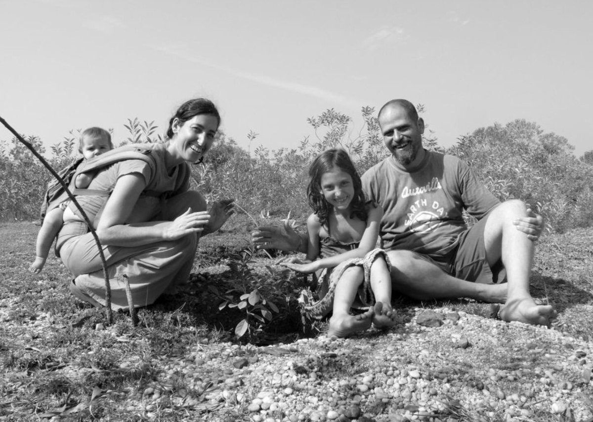 SamrajSanjana's tweet photo. An Israeli couple transformed 70 acres of land in Tamil Nadu into a sustainable forest that explores not only alternatives approaches to education but also an alternative lifestyle! 🧵 https://t.co/wo92j6vMoY