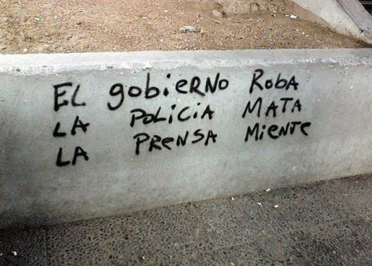CerveauxNon's tweet photo. Comme l'écrivaient nos camarades chiliens sur les murs :

Le gouvernement vole
La police tue
Les médias mentent 

#Nanterre https://t.co/0rXJ2zxXHV