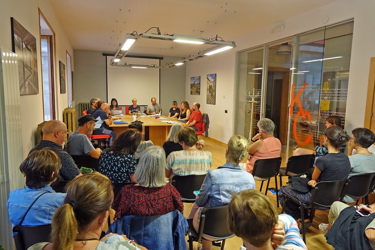 Mendialdea_info's tweet image. Ayer la nueva corporación del Ayuntamiento de #Campezo #Kanpezu (KAIXO y PNV) aprobó por unanimidad la moción presentada por el centro Mendialdea IPI en la que se insta al Dpto. de Educación a reconsiderar la reducción de plantilla.
#MontañaAlavesa #ArabakoMendialdea
📸 @OAnzuola