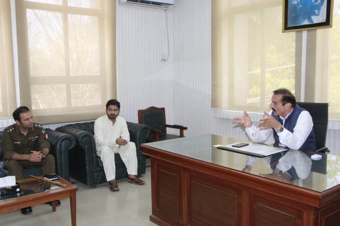 CommissionerRwp's tweet photo. کمشنر راولپنڈی ڈویژن لیاقت علی چٹھہ کی زیر صدارت اسسٹنٹ کمشنر آفس گوجر خان میں اجلاس
آسان ڈومیسائل پروگرام شروع کیا گیا ہے جس کی فیس 200 ہے - امیدوار کو اپنی یا والد کے شناختی کارڈ کی کاپی یا ب فارم جس سے مستقل پتے کی تصدیق کے بعد اسی دن ڈومیسائل بنا دیا جاتا ہے۔
@CS_Punjab https://t.co/uOpBn0DuMy