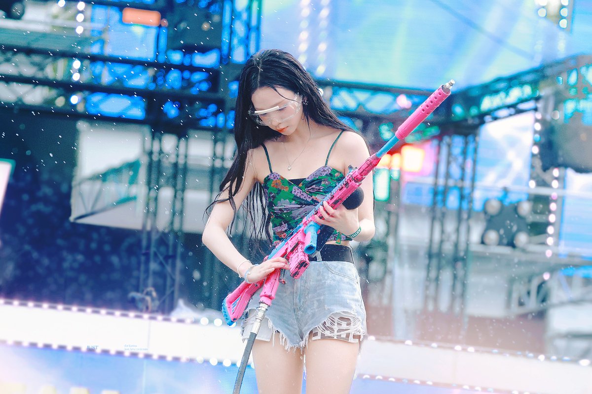 just_0411's tweet photo. 230625 WATERBOMB 🥽💦🔫
#카리나 #Karina #에스파 #aespa https://t.co/BoewVTlJrW