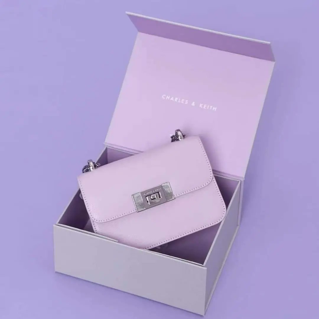 Catalogo360's tweet photo. CHARLES &amp; KEITH 👜💜💜💜
• Size : 5" ( H ) x 8" ( L )
• Factory Pull out Bags and wallet
• Includes : Tag, Dustbag &amp; Paperbag.

Happy Shopping🛒 https://t.co/wPohHBJcdn