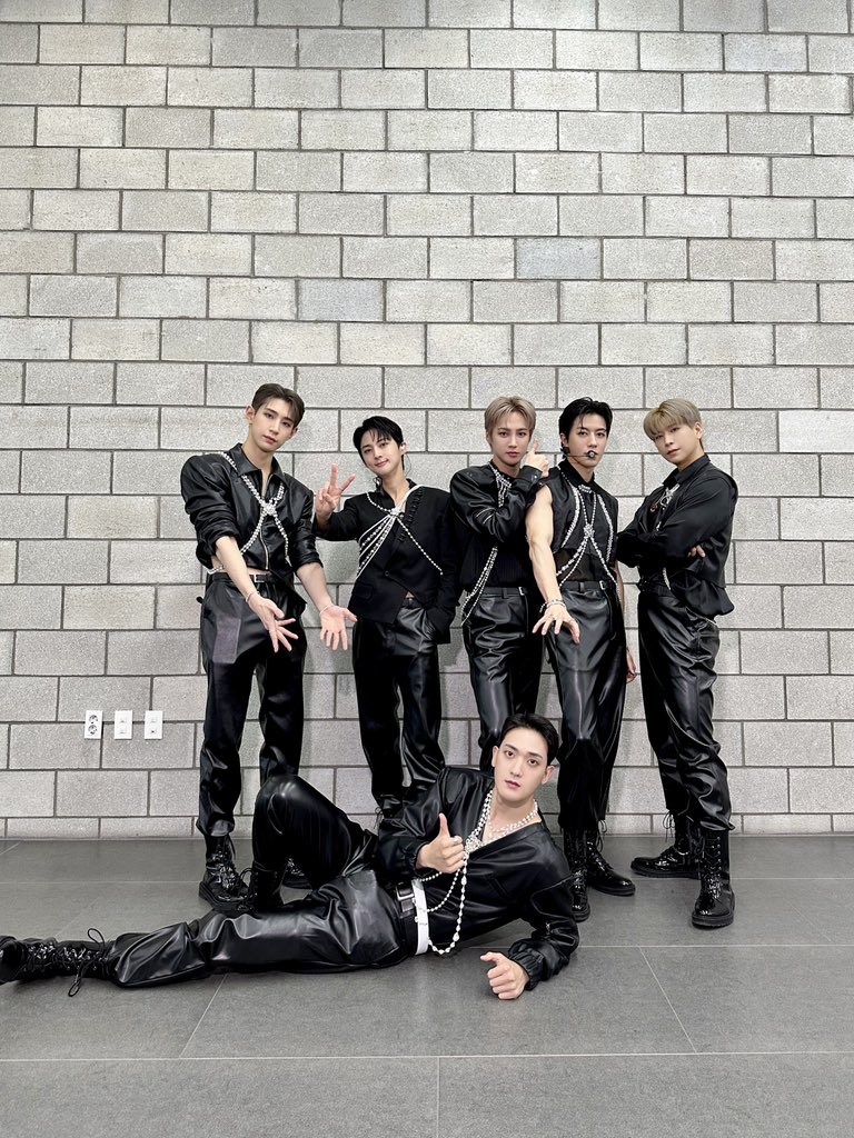 VAV_official's tweet photo. [#TODAY_VAV] 230627
#SBSM #더쇼
내 모든 이유 너니까🩶

#VAV #브이에이브이
#Subcönscióus #Subconscious #Designer
Pose by Ziu https://t.co/cgnqFQ9O7f
