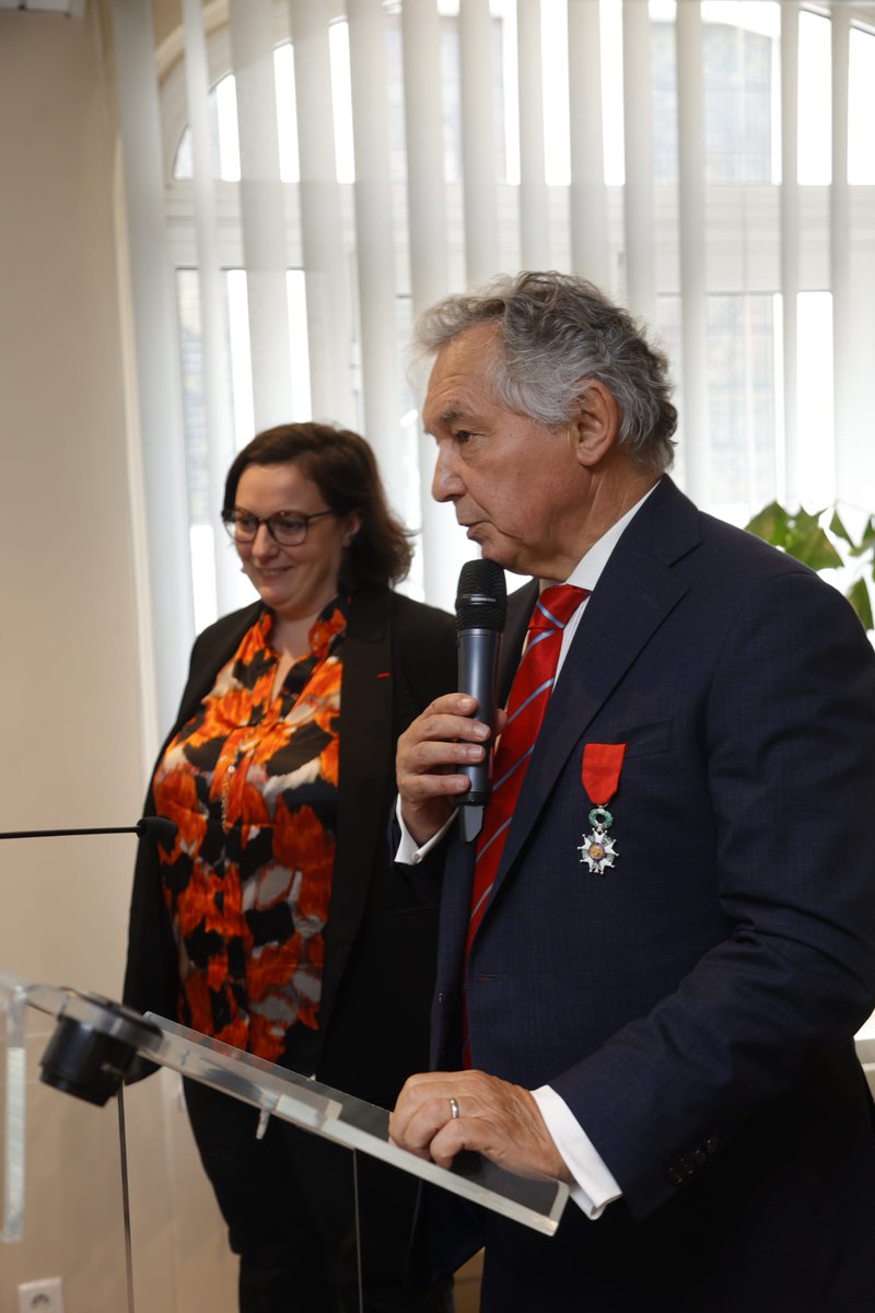 Félicitations à <a href="/marcelrogemont/">Marcel ROGEMONT</a>, président de la <a href="/federationOPH/">Fédération des Offices Publics de l'Habitat</a> qui s'est vu remettre, ce 27 juin 2023, l'insigne de chevalier de la Légion d'honneur, des mains d'<a href="/emmacosse/">Emmanuelle Cosse</a>, présidente de l'<a href="/UnionHlm/">UnionHlm</a>, qui salue son engagement de longue date pour le logement #HLM.