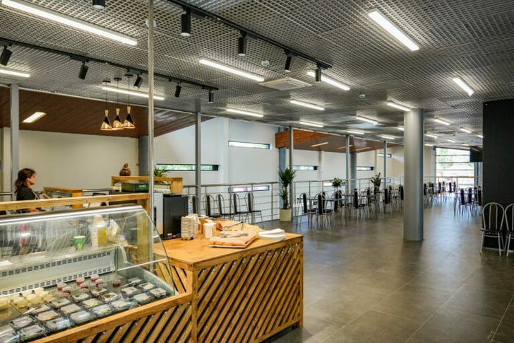 В Подмосковье, в городе Бронницы открылся новый автовокзал площадью 1,5 тыс. кв. м. Транспортно-пересадочный узел оснащен всем необходимым для комфортного ожидания автобуса. Через него проходят 16 маршрутов и ежедневно пользуются 3 тыс. человек