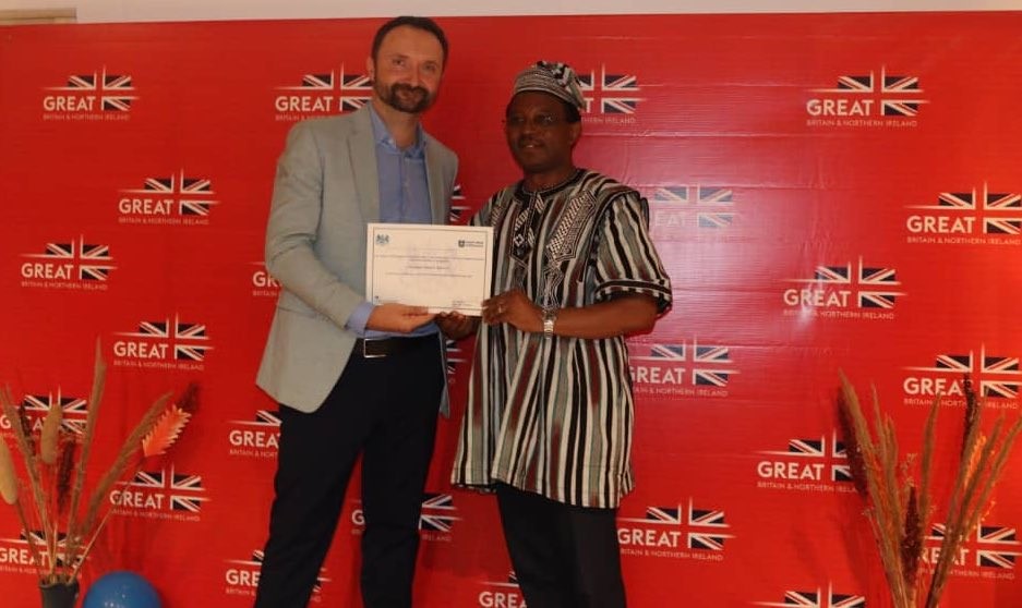 UKinCameroon's tweet photo. Congratulations to Prof. Alfred K. Njamnshi for being admitted as a Fellow into the UK Royal College of Physicians.  

Prof Njamnshi is the Founder  and CEO of BRAIN Research Africa Initiative, an organisation that promotes neuroscience &amp; brain health in 🇨🇲.

@ChrisDennysUK https://t.co/Td6wOYHMKs