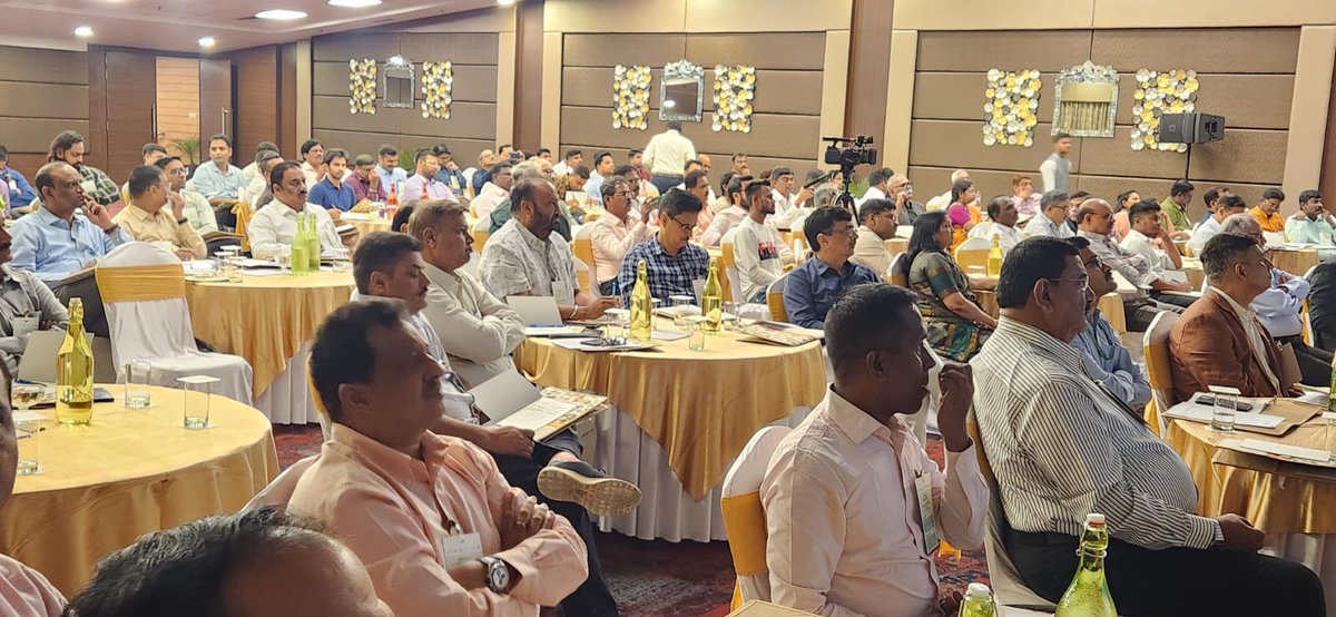 SwachhBharatGov's tweet photo. To fast track the implementation of CBG Plants, MoHUA in collaboration with GIZ conducted a two-day workshop at Indore. Senior State officials, experts from CPHEEO, Chief Engineers and other pvt partners came together for experience sharing and learnings on CBG Plants https://t.co/tASIhGEIvG